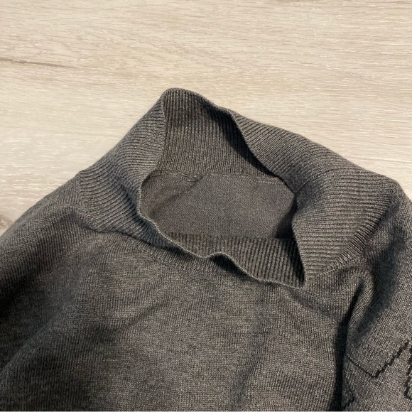 Gray Mock Neck Soft Knit  Sweater With Black Stars, estimated Size L - Picture 4 of 6